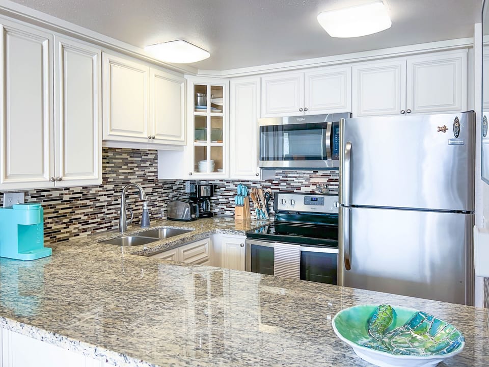 Condo, 1 Bedroom | Private kitchen | Fridge, oven, coffee/tea maker, toaster