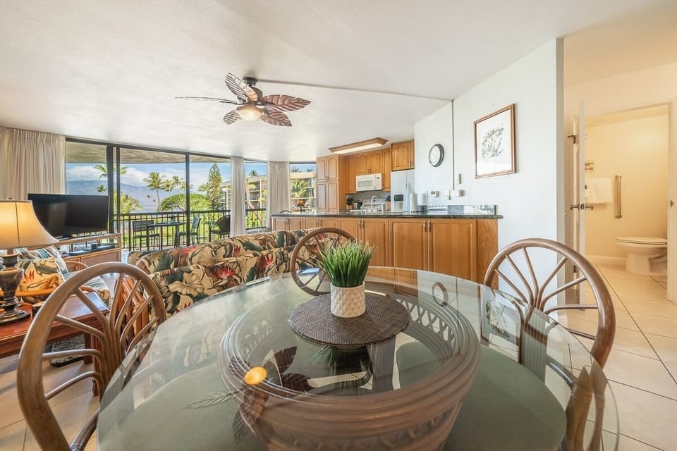 Condo, 2 Bedrooms | Dining
