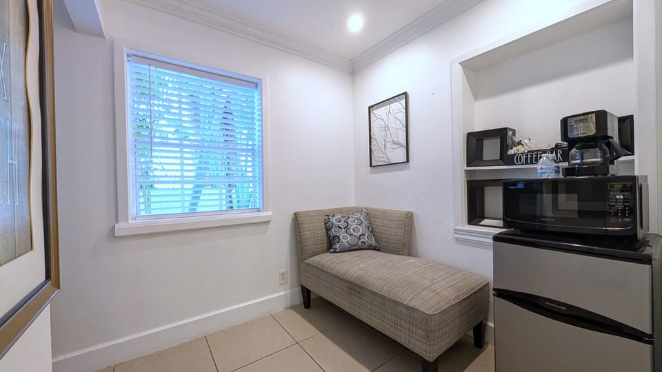 Courtyard Suite - Queen (B3) | Egyptian cotton sheets, premium bedding, in-room safe, laptop workspace