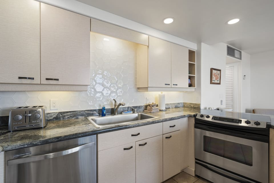 Condo, 1 Bedroom | Private kitchen | Coffee/tea maker, fridge, oven, toaster
