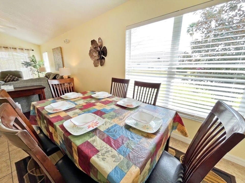 House, 4 Bedrooms | Dining