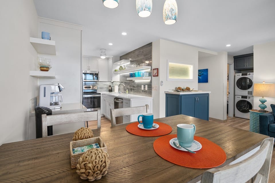 Condo, 2 Bedrooms | Dining