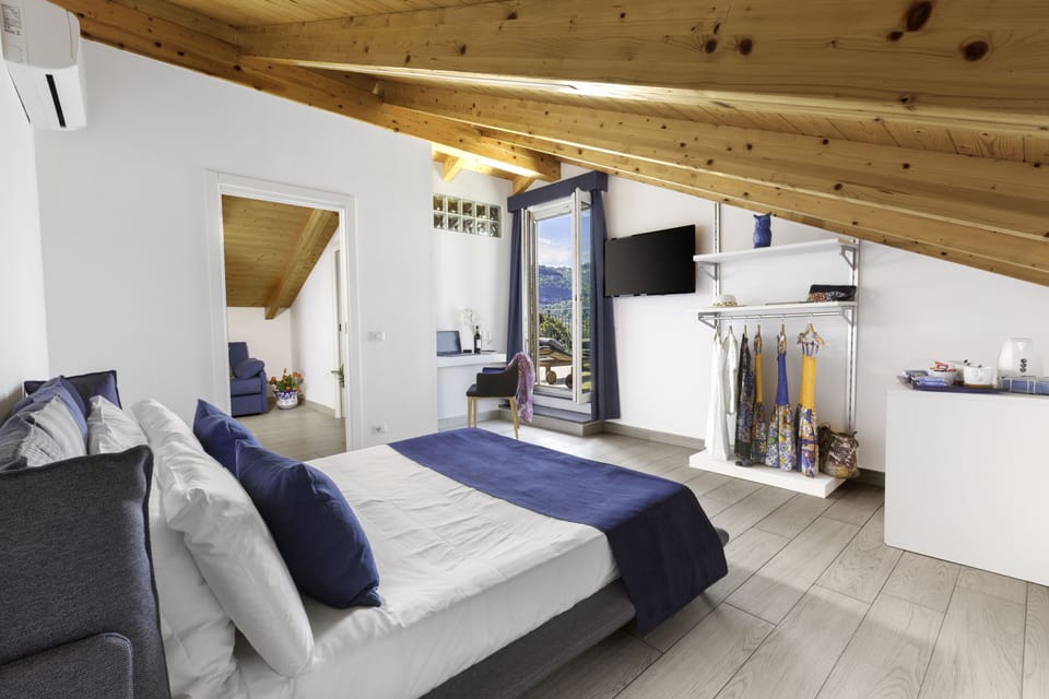 Junior Suite, Sea View | Minibar, desk, free WiFi, bed sheets