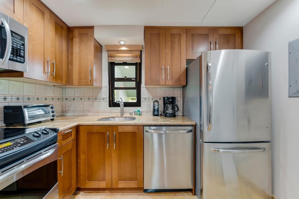 Condo, 1 Bedroom | Private kitchen | Fridge, oven, coffee/tea maker, toaster