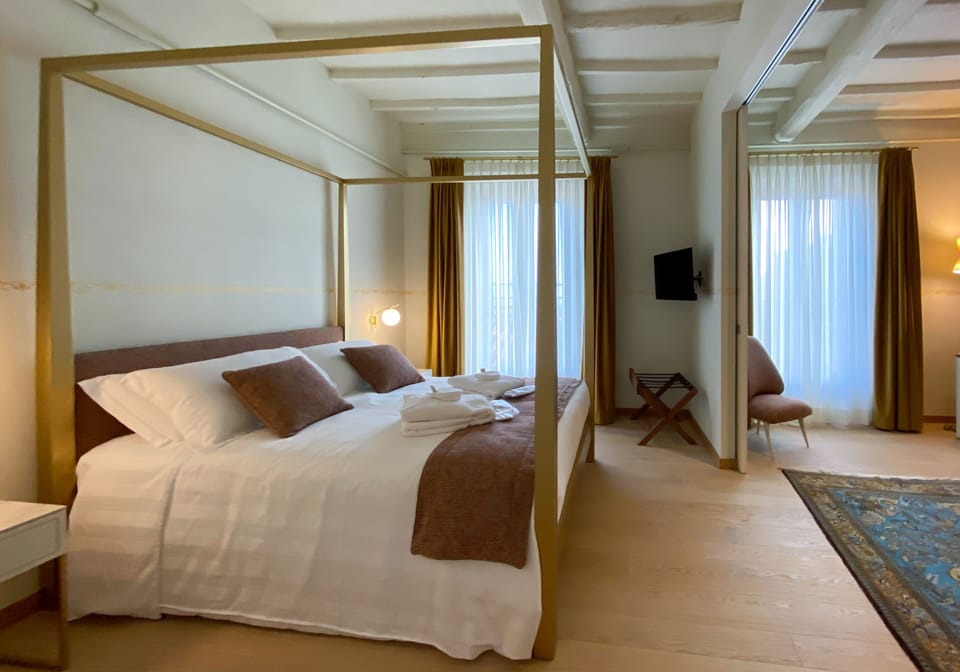 Junior Suite | In-room safe, desk, blackout drapes, soundproofing