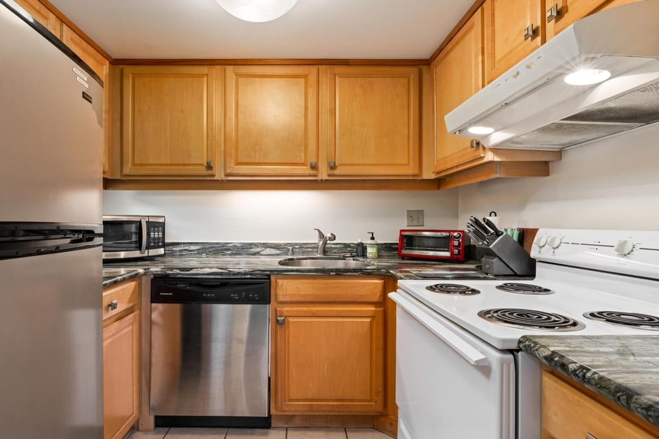 Condo, 1 Bedroom | Private kitchen | Fridge, oven, dishwasher, coffee/tea maker