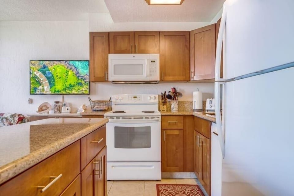 Condo, 1 Bedroom | Private kitchen | Oven, coffee/tea maker, toaster