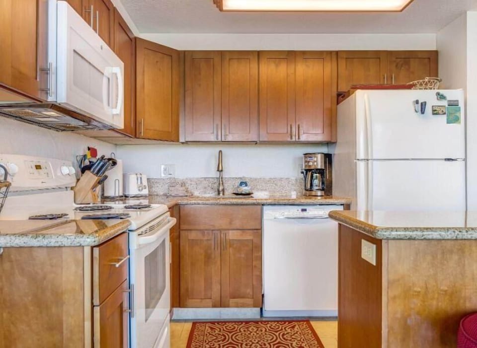Condo, 1 Bedroom | Private kitchen | Oven, coffee/tea maker, toaster