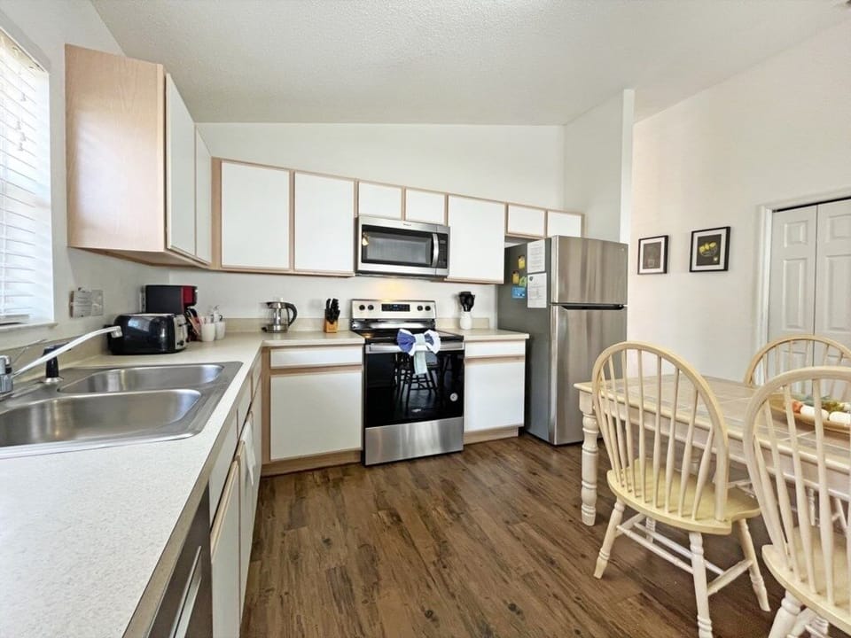 House, 4 Bedrooms | Private kitchen