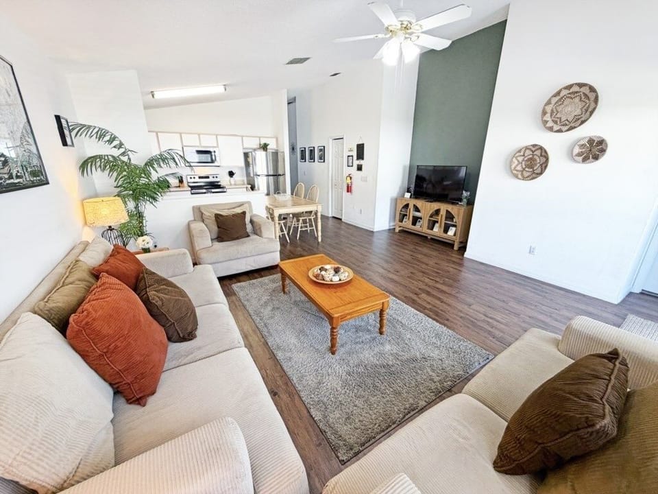 House, 4 Bedrooms | Living area
