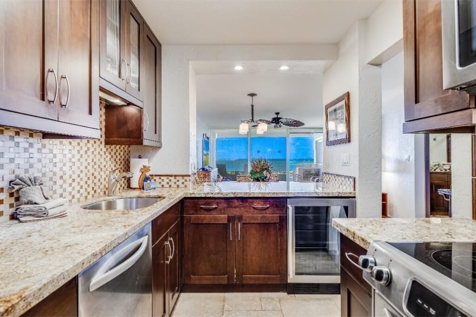 Condo, 3 Bedrooms | Private kitchen | Coffee/tea maker, fridge, oven, toaster