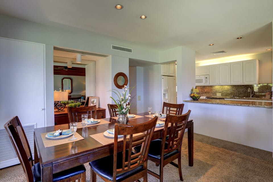 Condo, 2 Bedrooms | Dining