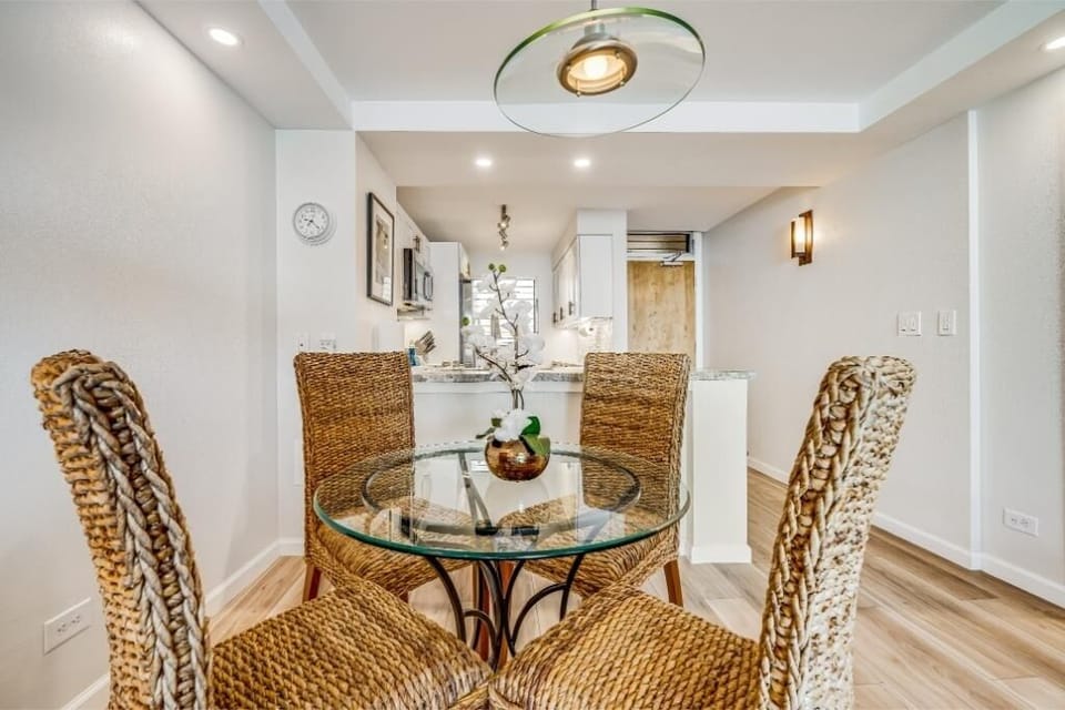 Condo, 2 Bedrooms | Dining
