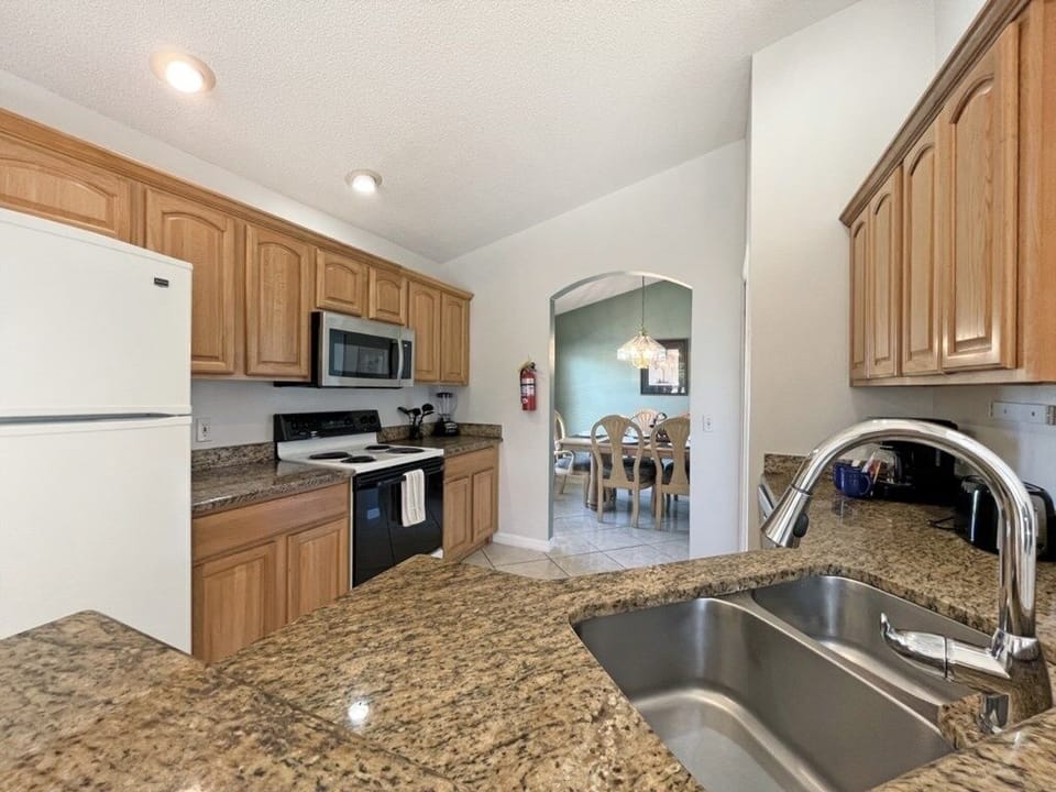 House, 5 Bedrooms | Private kitchen