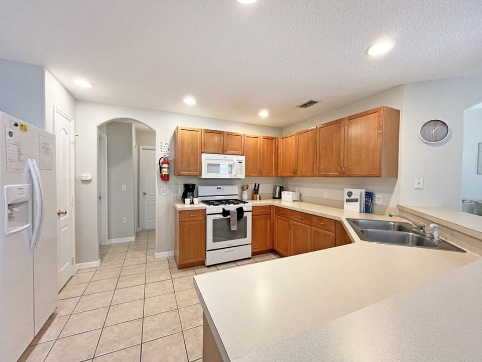 House, 4 Bedrooms | Private kitchen