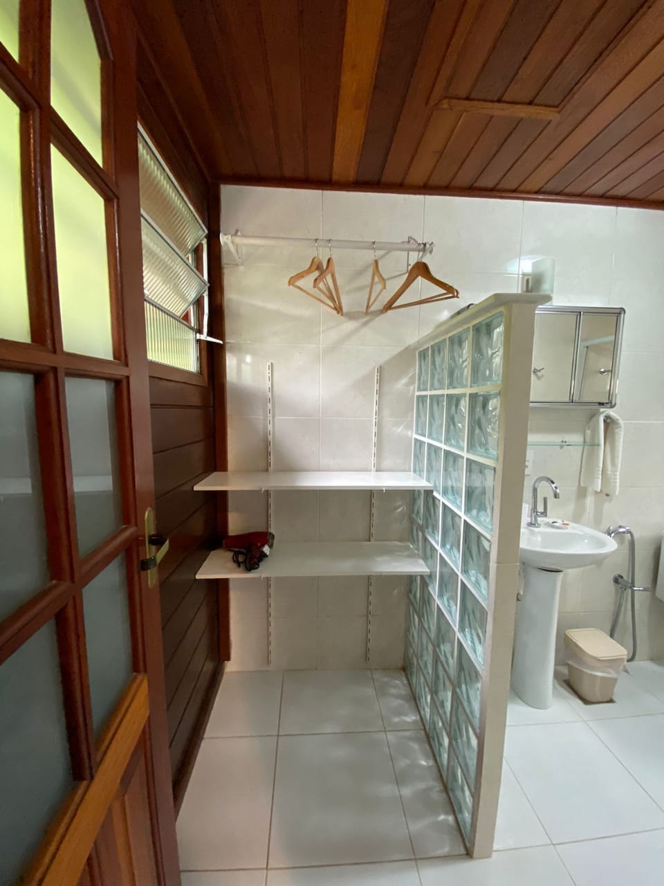 Deluxe Cabin | Bathroom | Shower, rainfall showerhead, designer toiletries, hair dryer
