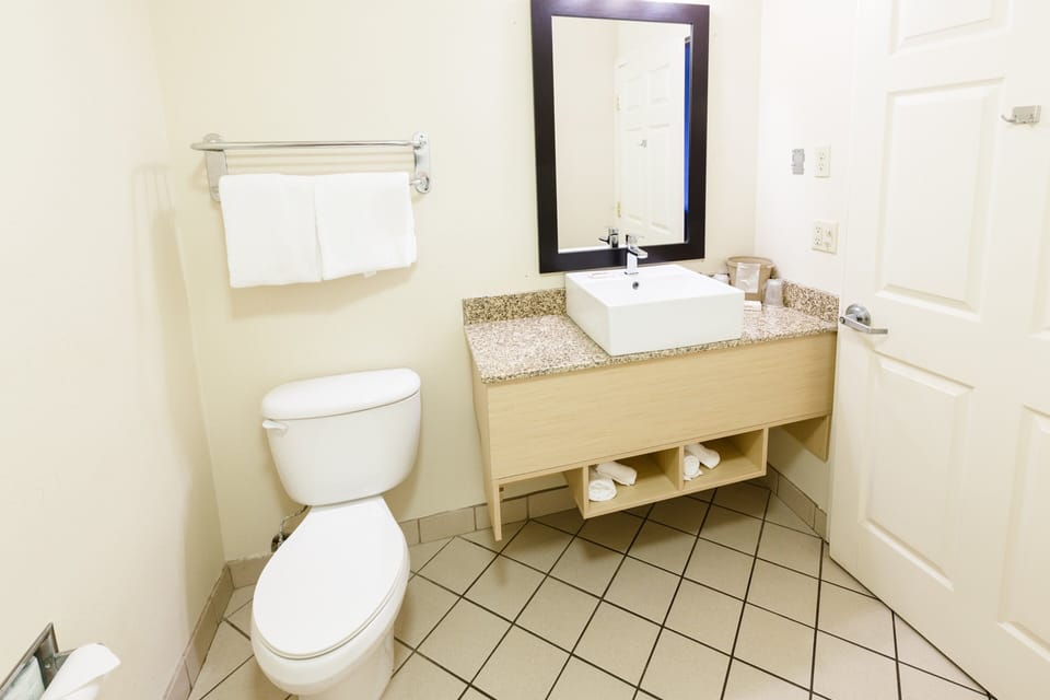 Deluxe Room, 2 Double Beds, Non Smoking | Bathroom | Combined shower/tub, free toiletries, hair dryer, towels