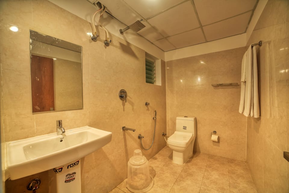 Shower, rainfall showerhead, free toiletries, hair dryer