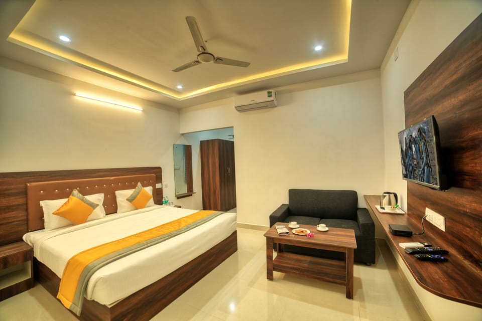 Deluxe Double Room | Egyptian cotton sheets, premium bedding, desk, iron/ironing board