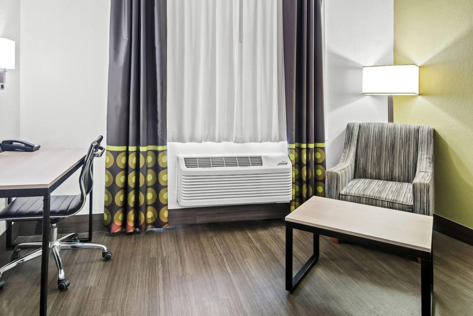 Standard Room, 1 King Bed | Desk, iron/ironing board, free cribs/infant beds, rollaway beds