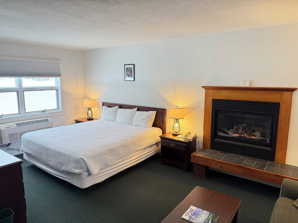 Superior Room, 1 King Bed, Fireplace | Iron/ironing board, free WiFi, bed sheets