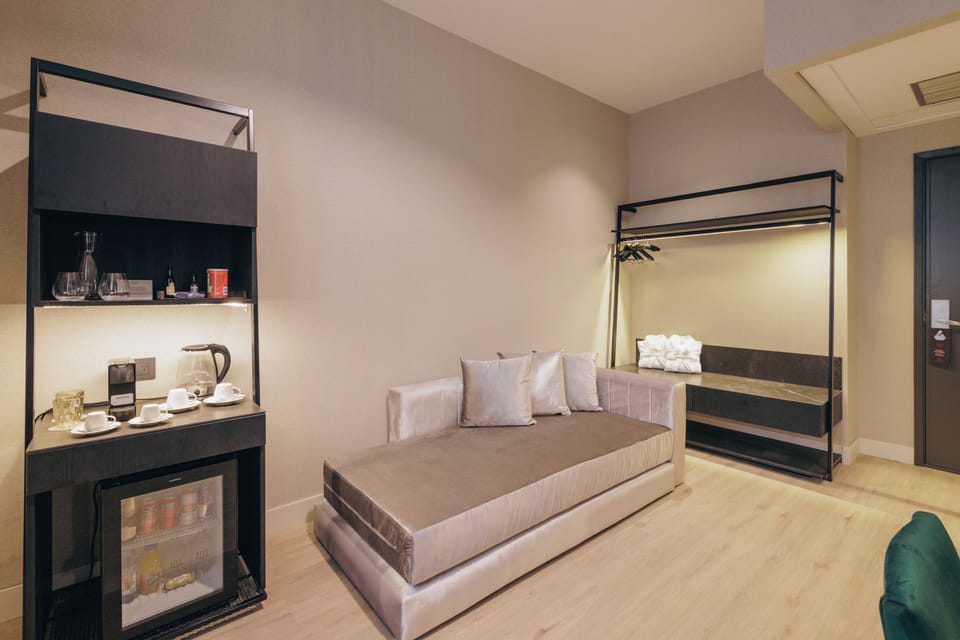 Junior Suite King | Premium bedding, down comforters, pillowtop beds, minibar