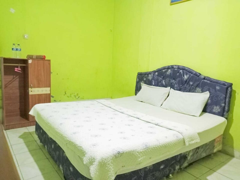 WiFi (free), bed sheets