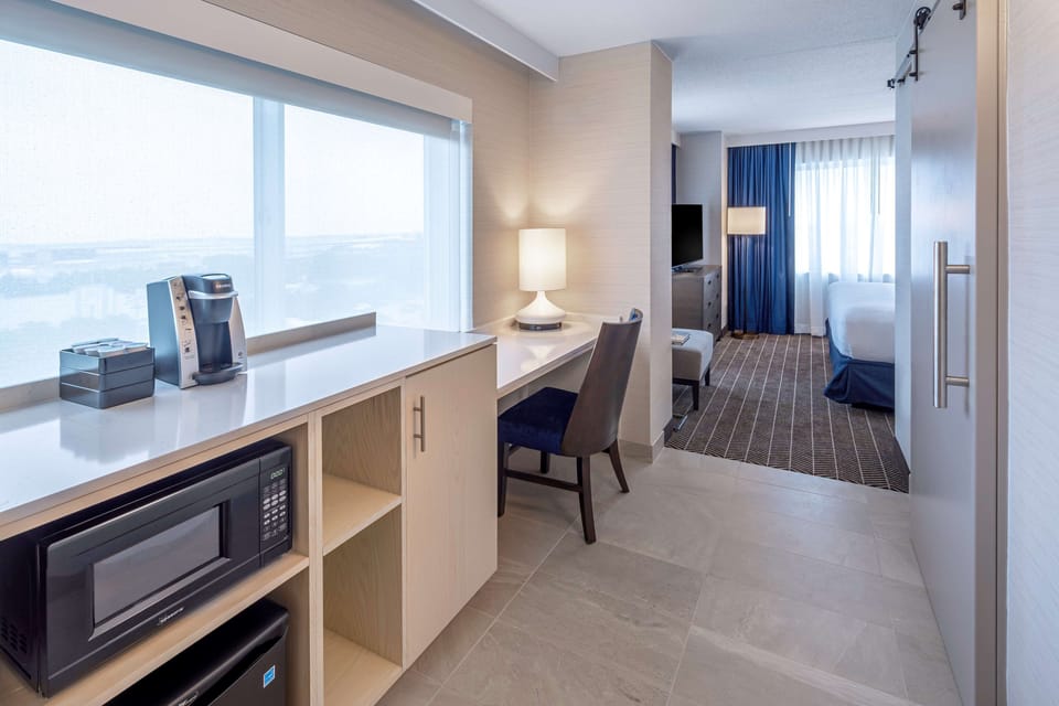 Room, 1 King Bed, Non Smoking | 1 bedroom, in-room safe, desk, blackout drapes