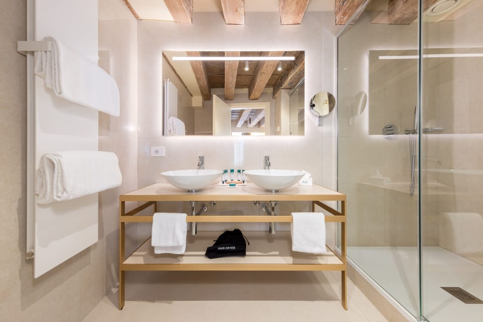 JUNIOR SUITE PARUTA | Bathroom | Shower, rainfall showerhead, free toiletries, hair dryer