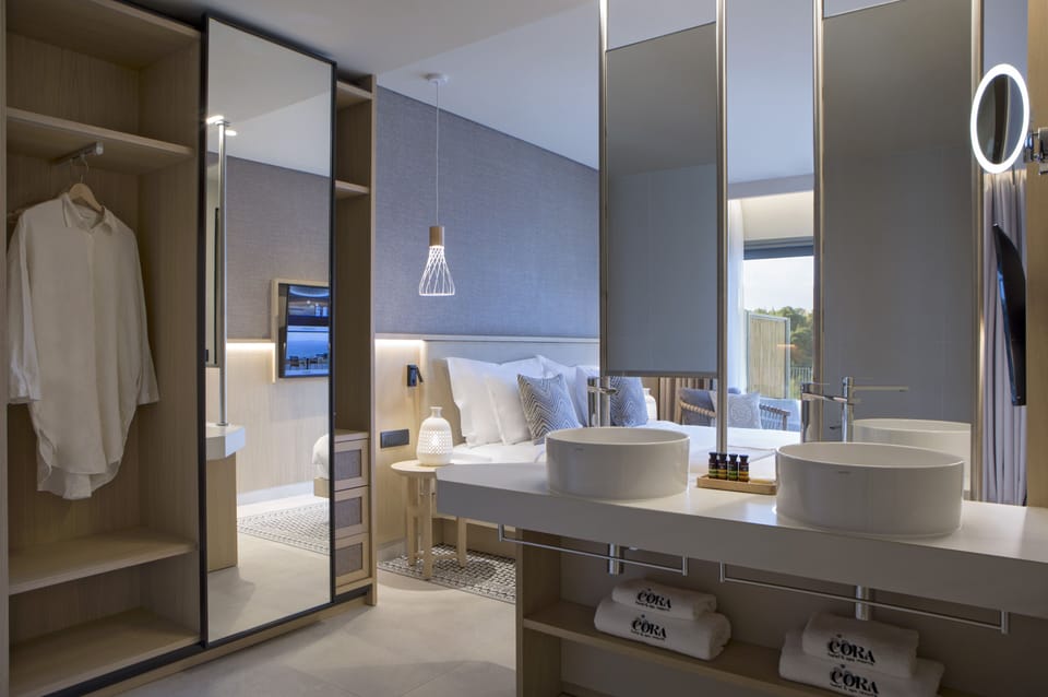 Two Bedroom Panoramic suite Sea View with Private Pool & Hot Tub | Wardrobe