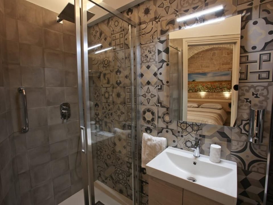 Shower, rainfall showerhead, free toiletries, hair dryer