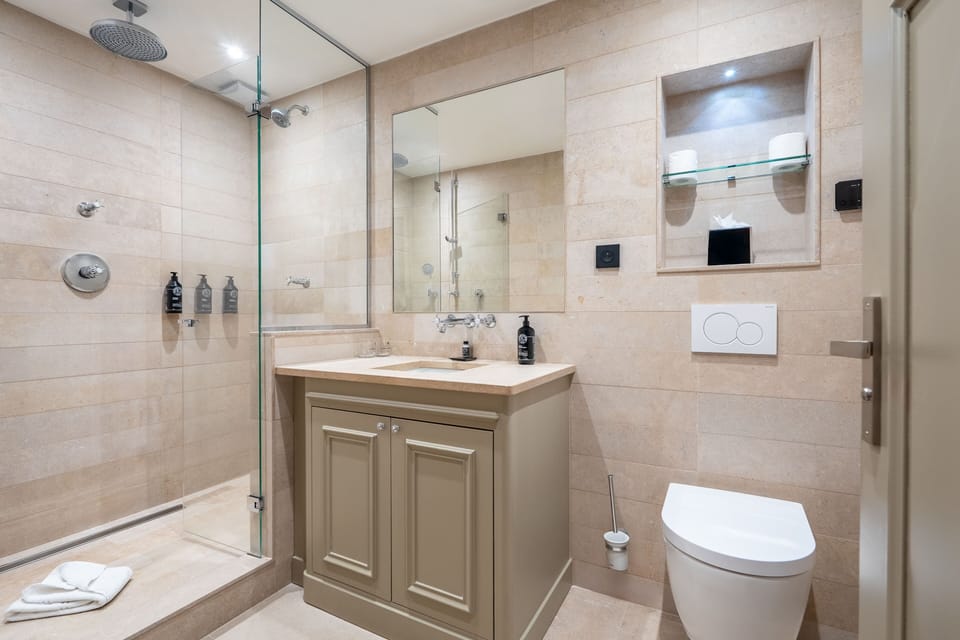 Deluxe Room | Bathroom | Combined shower/tub, hair dryer, towels