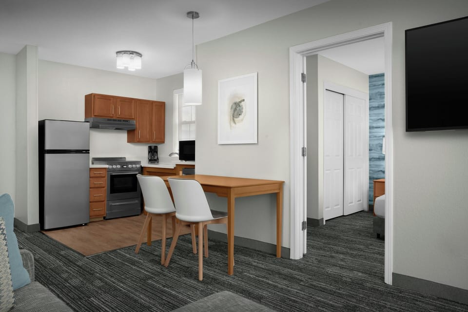 Full-size fridge, microwave, stovetop, dishwasher