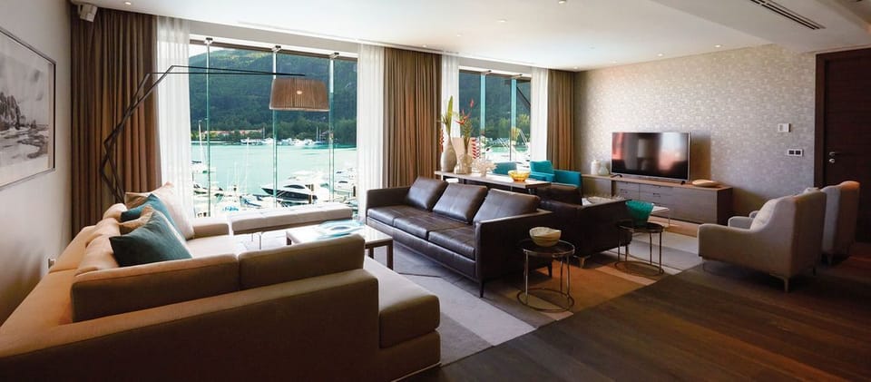Presidential Suite | Living room | 42-inch LED TV with digital channels, Smart TV