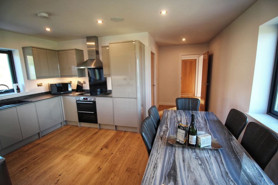 Cottage | Private kitchen | Fridge, dishwasher, electric kettle, cookware/dishes/utensils