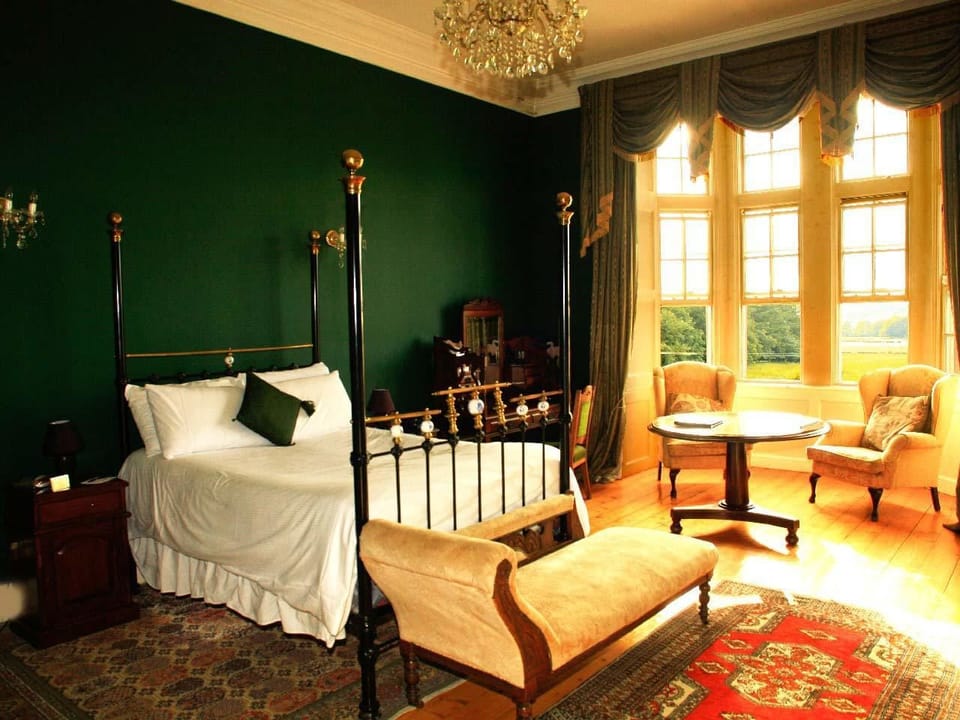 Deluxe Suite | Desk, iron/ironing board, free WiFi, bed sheets