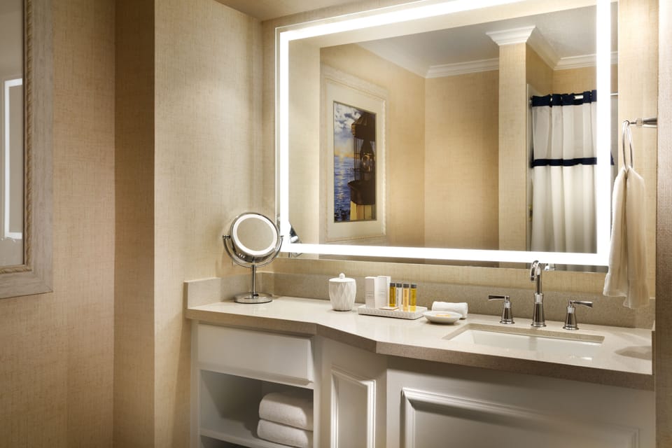 Standard Room, 2 Queen Beds, Bay View (Queen Bay View) | In-room safe, individually decorated, individually furnished