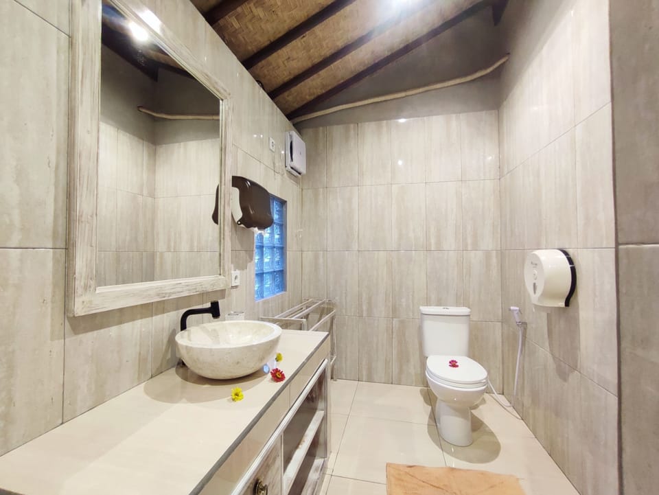 Deluxe Room | Bathroom | Designer toiletries, hair dryer, bathrobes, slippers
