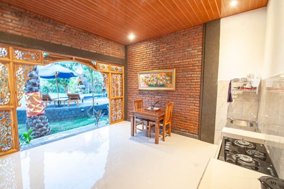 Deluxe Apartment | Living area | 43-inch Smart TV with digital channels, TV, fireplace