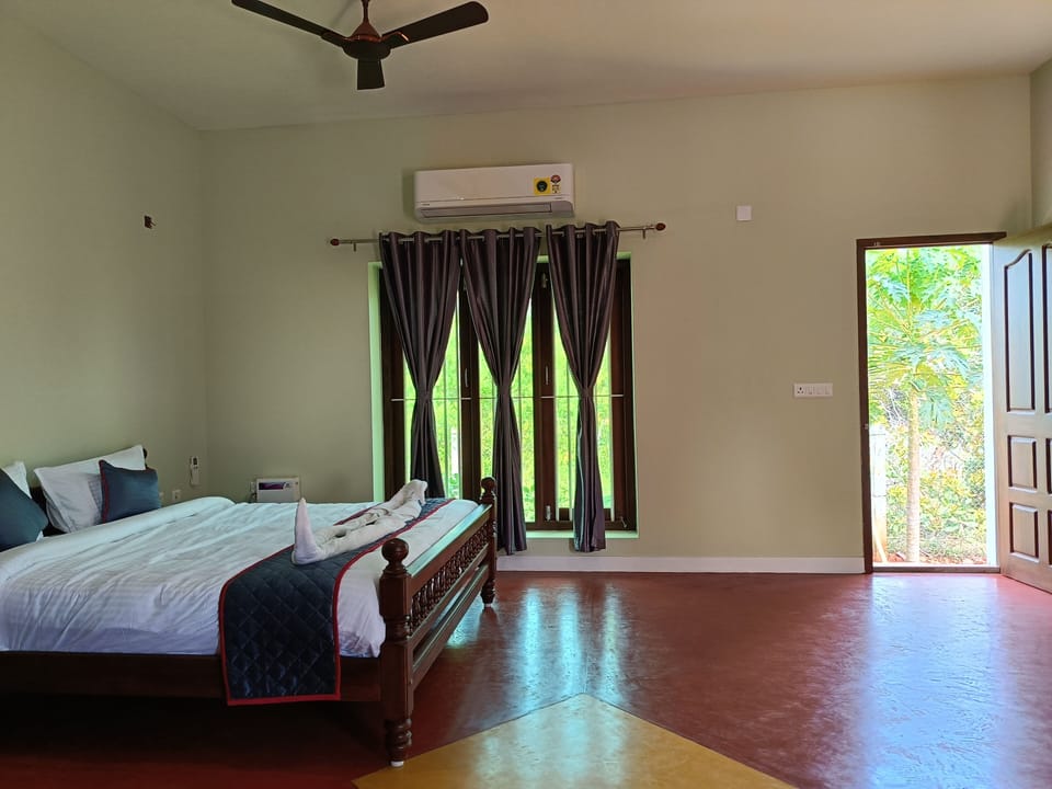 Luxury Double Room | Egyptian cotton sheets, premium bedding, desk, iron/ironing board