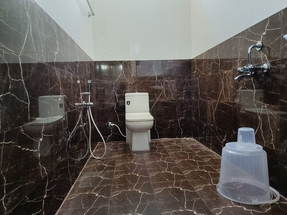 Luxury Double Room | Bathroom | Shower, rainfall showerhead, towels, soap