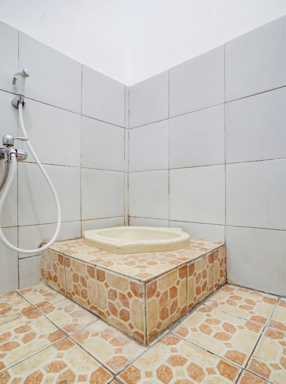 Basic Double Room | Bathroom | Shower, towels, toilet paper