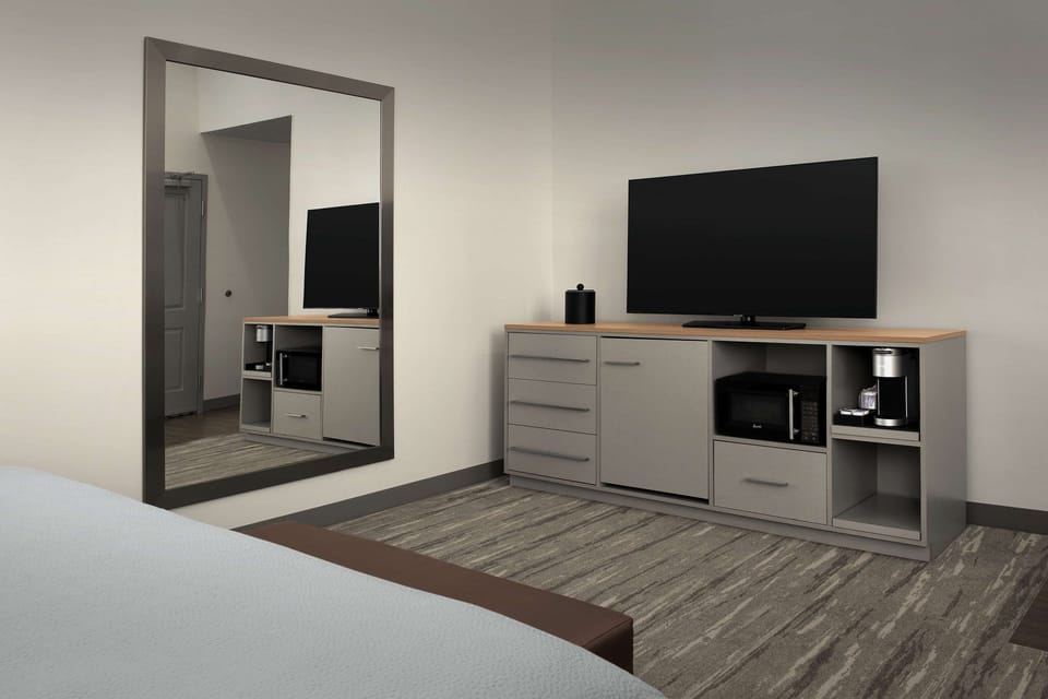Premium bedding, in-room safe, desk, laptop workspace