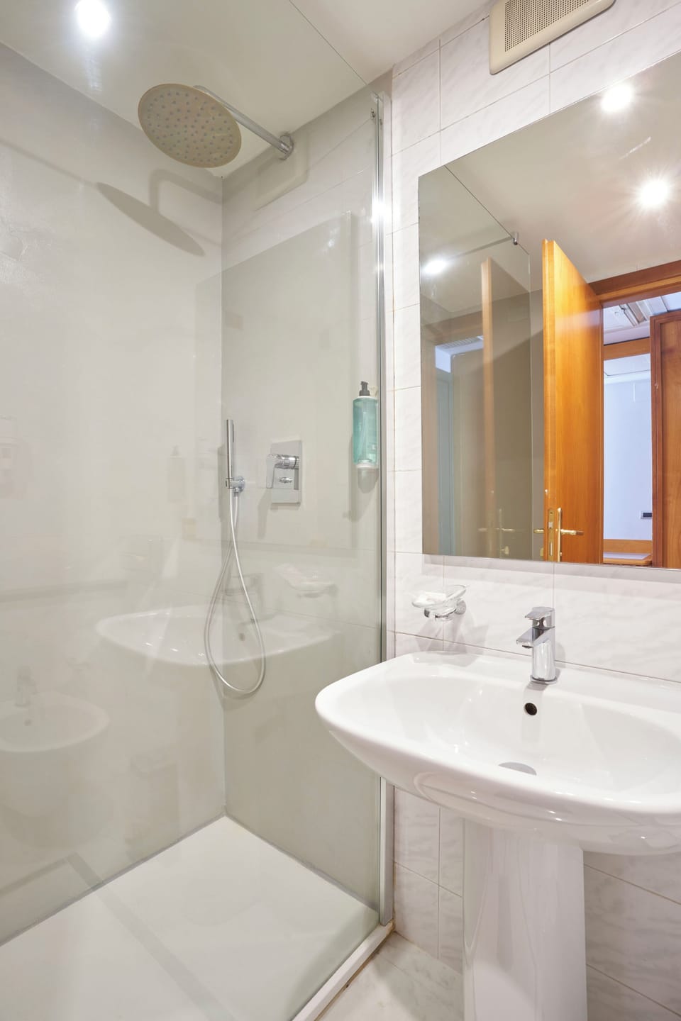 Shower, rainfall showerhead, free toiletries, hair dryer