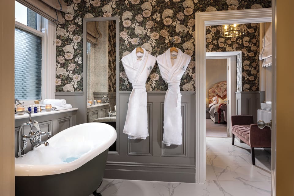 Suite | In-room safe, individually decorated, individually furnished, desk