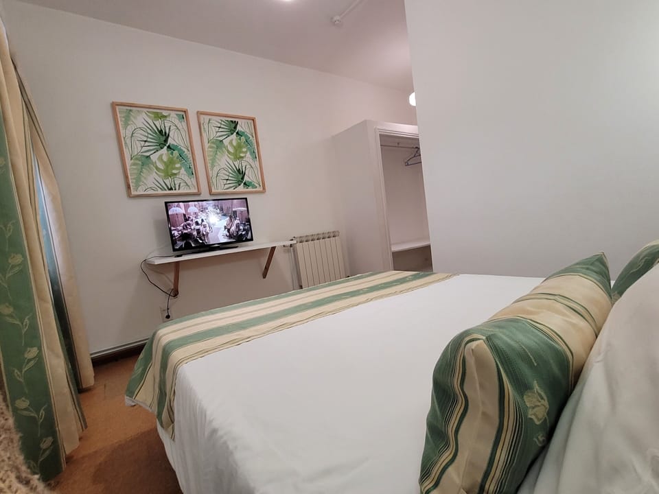 Laptop workspace, free WiFi, bed sheets