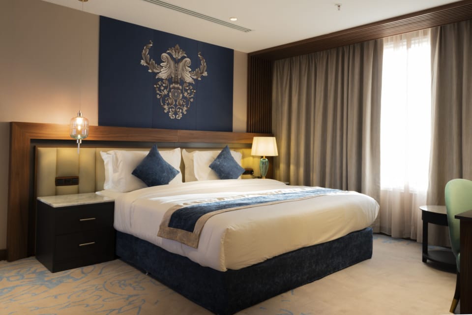 Executive Suite | In-room safe, iron/ironing board, WiFi (free), bed sheets