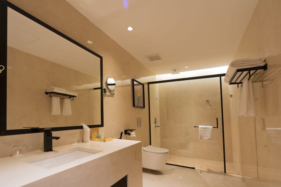 Junior Studio Suite | In-room safe, iron/ironing board, WiFi (free), bed sheets