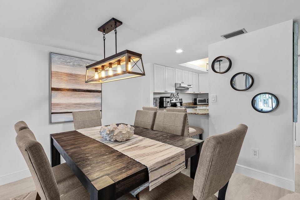 Condo, 2 Bedrooms | Dining