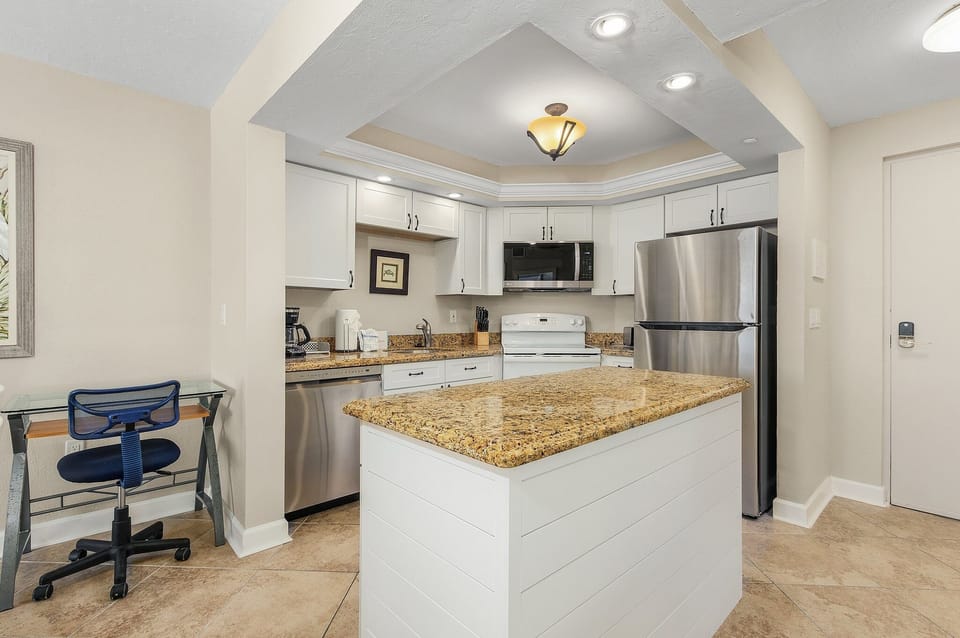 Condo, 2 Bedrooms | Private kitchen | Fridge, oven, coffee/tea maker